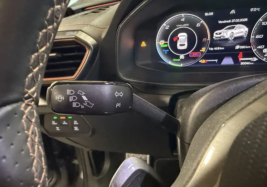 Gros plan sur le combiné d'instruments numérique et la commande de clignotants du CUPRA Formentor gris, intérieur noir.