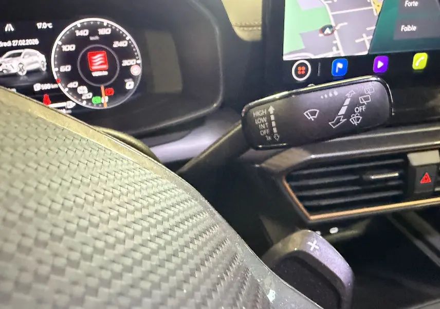 Gros plan sur le volant et le tableau de bord numérique du CUPRA Formentor gris, avec affichage du compteur et écran tactile.