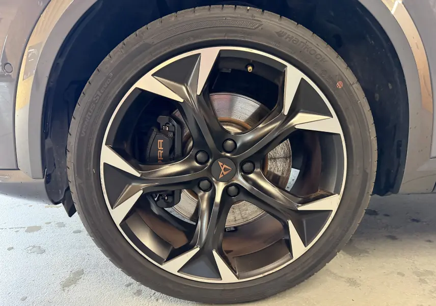 Gros plan sur la roue avant gauche grise d'une CUPRA Formentor 1.4 Hybrid 245 VZ avec jante alliage noire et argent.