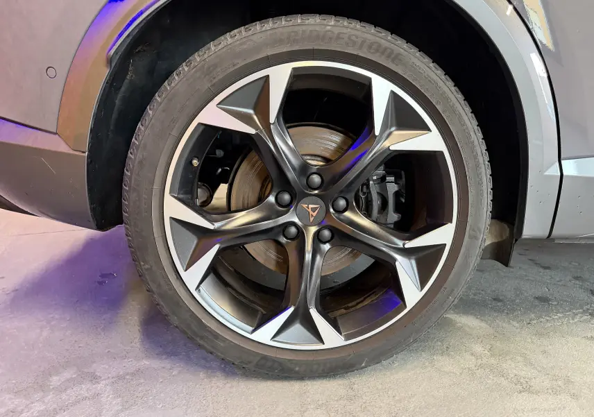 Gros plan sur la roue avant droite grise du CUPRA Formentor 1.4 Hybrid 245 VZ avec jante noire et argentée au design sportif.