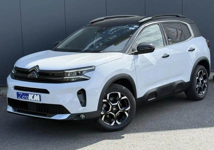 Citroën C5 Aircross blanc Okenite en 3/4 avant droit avec toit noir Perla Nera et jantes alliage bi-ton.