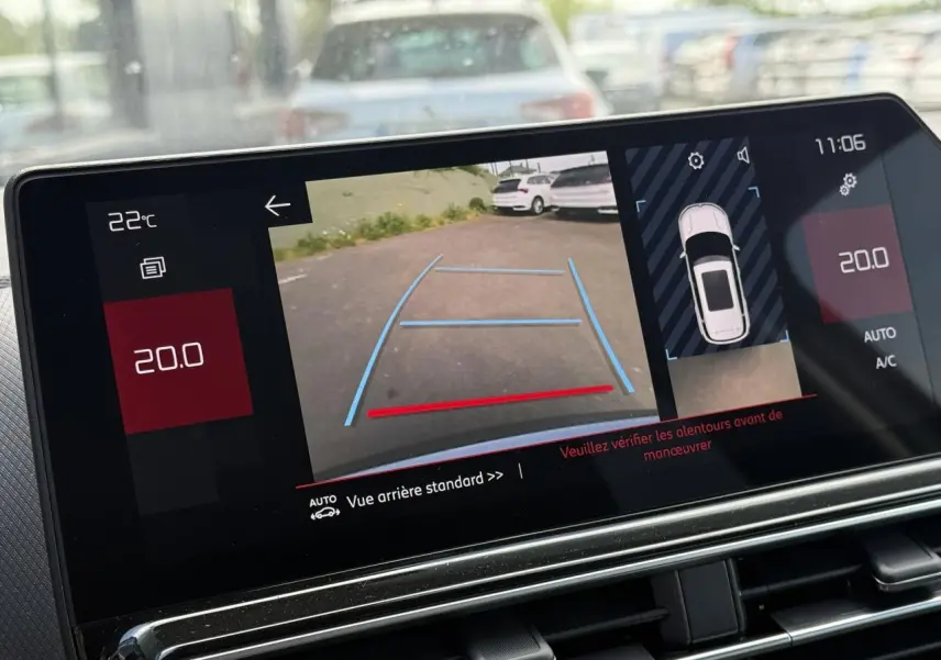 Écran tactile intérieur affichant la caméra de recul et l’aide au stationnement du Citroën C5 Aircross blanc, vue arrière.