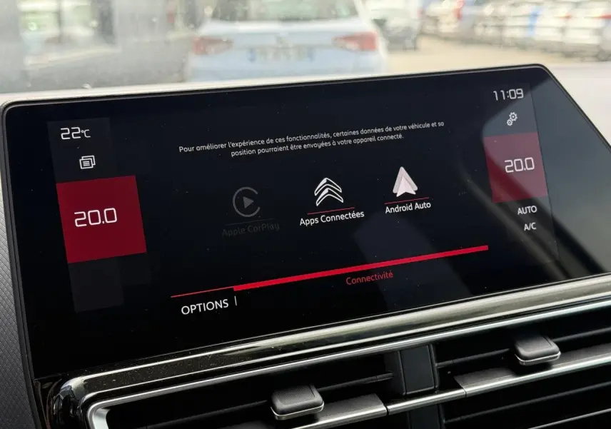 Écran tactile central affichant la climatisation et les options de connectivité dans un Citroën C5 Aircross 2026.