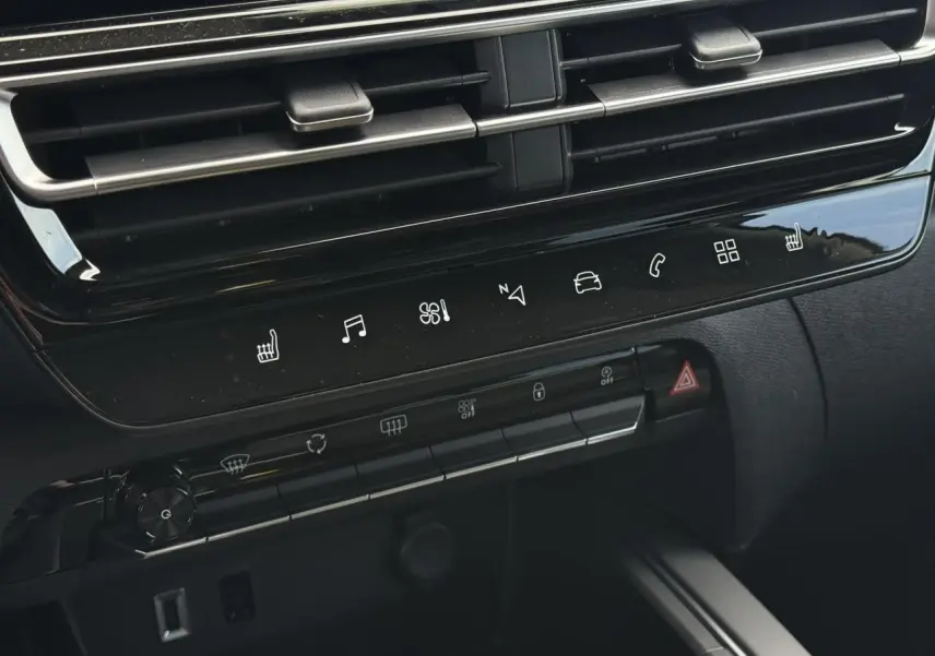 Détail du tableau de bord noir brillant du Citroën C5 Aircross 2026 avec commandes tactiles et aérateurs horizontaux.