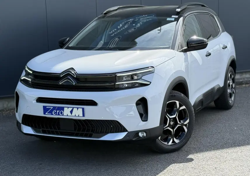 Citroën C5 Aircross blanc Okenite en 3/4 avant droit avec toit noir et jantes alliage bi-ton.