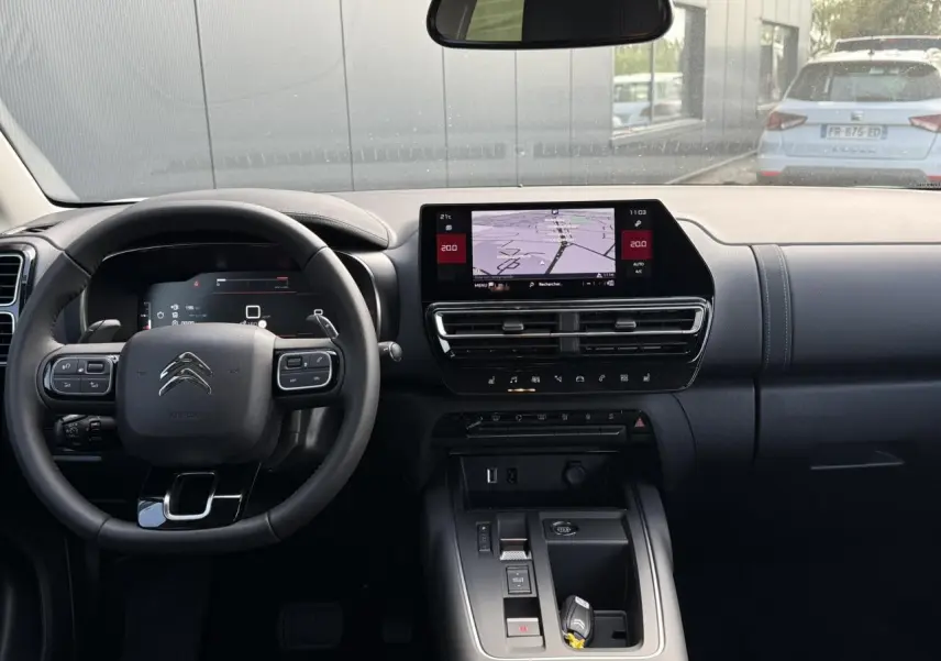 Vue frontale de l'intérieur noir du Citroën C5 Aircross 2026 avec écran tactile GPS et volant multifonctions.