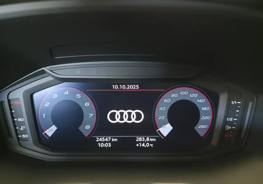 Tableau de bord numérique de l'Audi A1 Sportback 2024 affichant compte-tours, vitesse et logo Audi central.