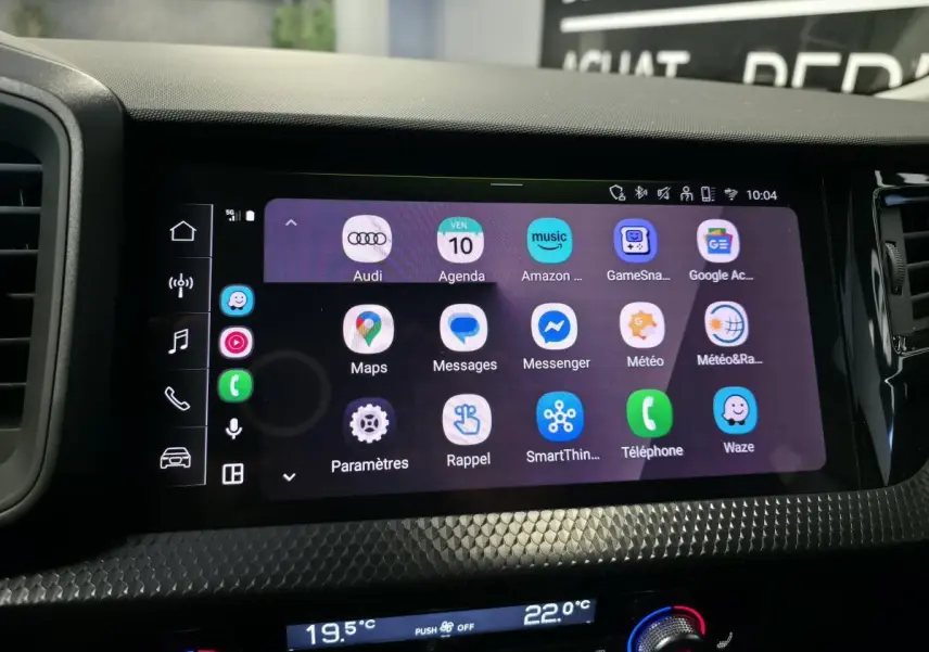 Écran tactile central de l'Audi A1 Sportback 2024 montrant l'interface smartphone avec décorations noires texturées.