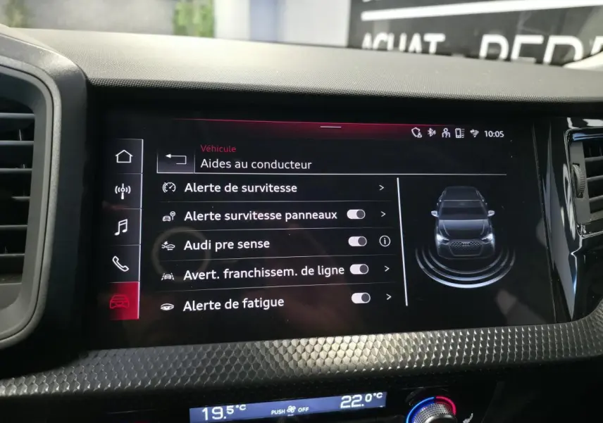 Écran tactile central de l’Audi A1 2024 affichant les aides à la conduite avec décorations intérieures en laque diamant.