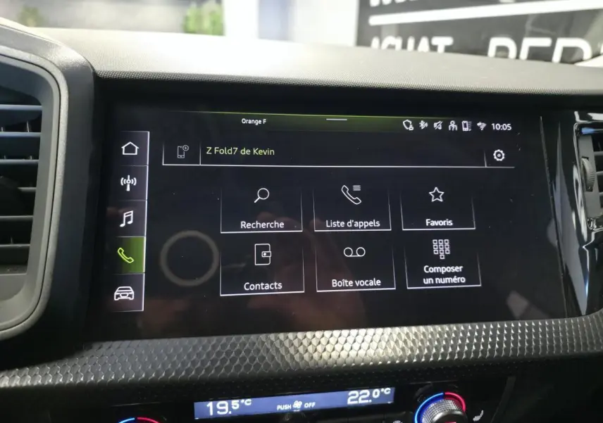 Vue rapprochée de l'écran tactile central de l'Audi A1 Sportback 2024, affichant le menu appels et commandes multimédia.