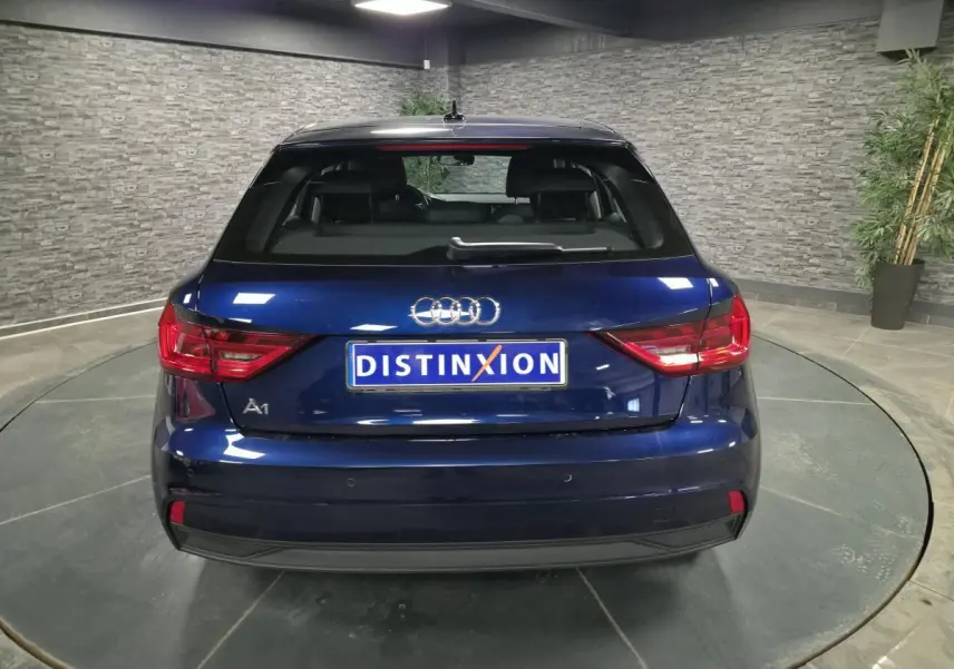 Vue arrière d'une Audi A1 Sportback bleu métallisé avec feux LED et calandre noire titane.