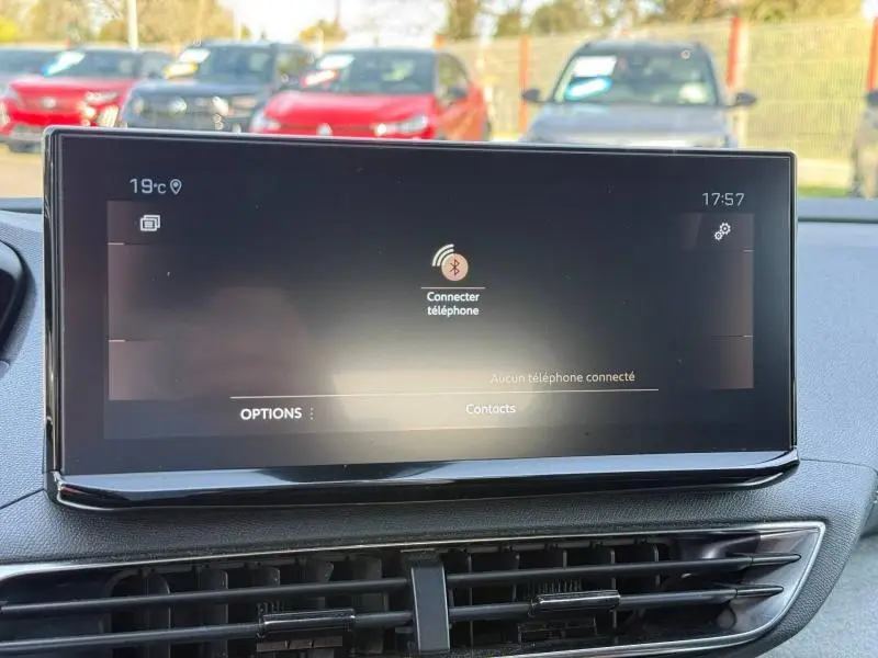Tablette tactile centrale affichant la connexion Bluetooth dans l'habitacle du Peugeot 3008 2024.