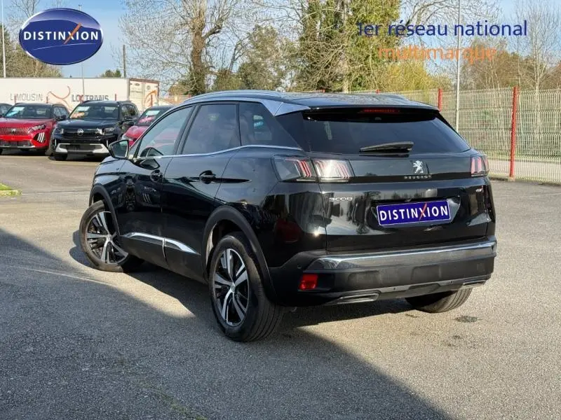 Vue 3/4 arrière droite d’un Peugeot 3008 2024 noir avec toit contrasté, feux arrière à LED et jantes alliage.
