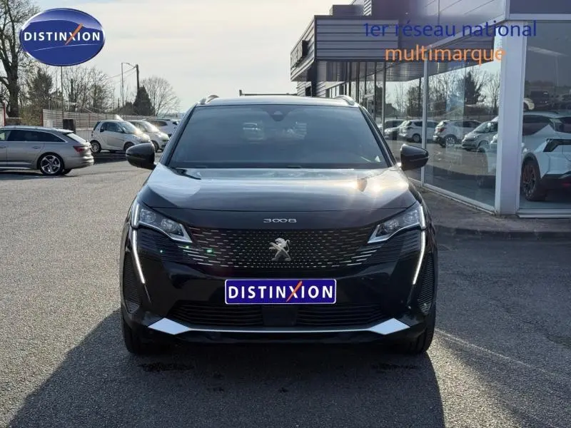 Vue frontale d'un Peugeot 3008 2024 en Bleu Célèbes avec toit noir, calandre et signature lumineuse distinctives.