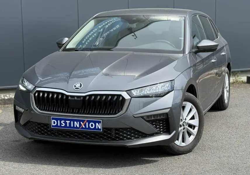 Vue 3/4 avant droite d'une Skoda Scala gris graphite avec calandre noire et jantes alliage 16 pouces.