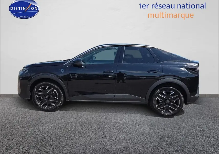 Vue de profil côté gauche d’un Peugeot 3008 noir 2025 avec jantes alliage et lignes modernes distinctives.