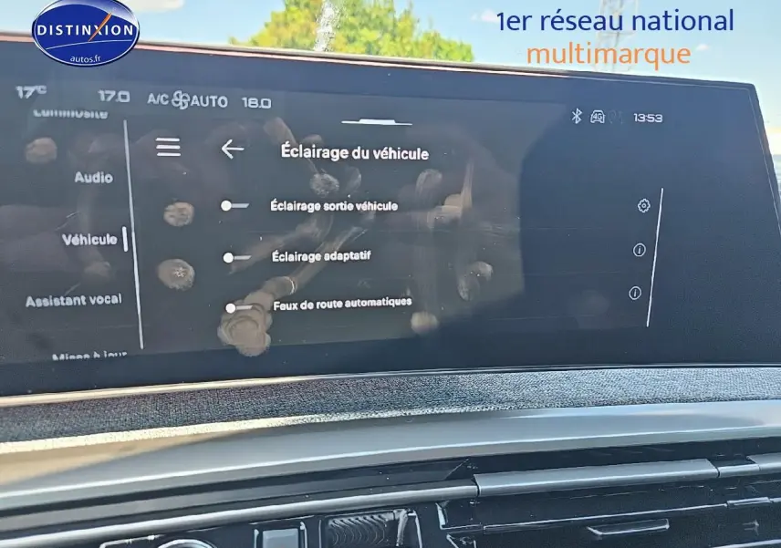Écran tactile intérieur du Peugeot 3008 2025 affichant les réglages d’éclairage du véhicule, vue frontale.