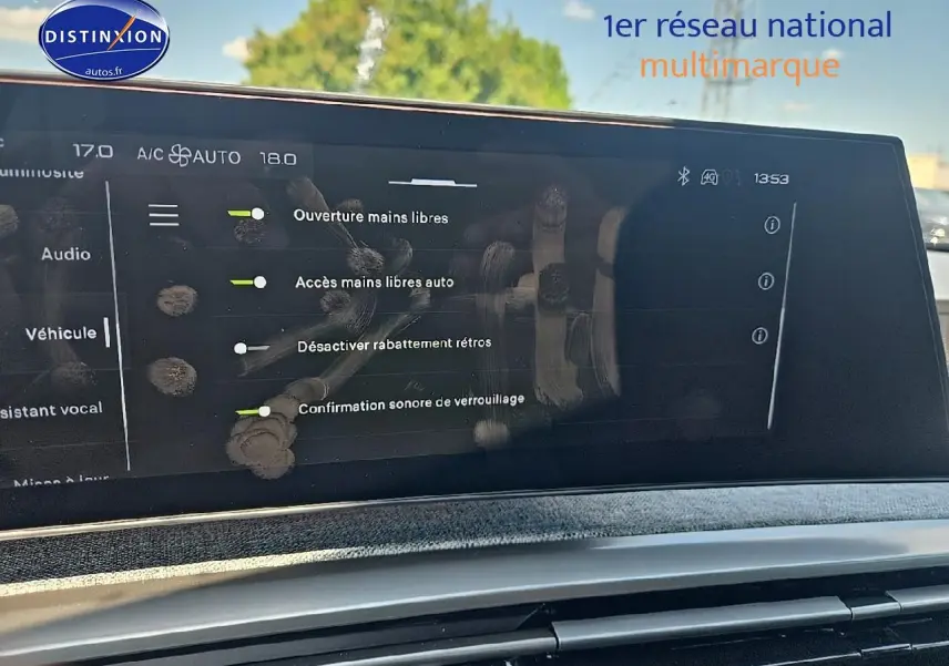 Écran tactile du tableau de bord du Peugeot 3008 noir, affichant les réglages mains libres avec traces de doigts visibles.