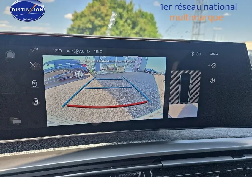 Écran tactile intérieur montrant la caméra de recul et l’aide au stationnement du Peugeot 3008 noir, vue de face.