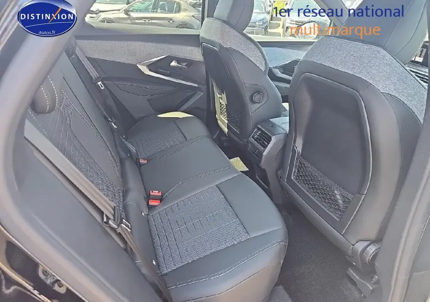Vue intérieure arrière du Peugeot 3008 1.2 hybrid 145 GT noir, sièges en tissu et cuir avec surpiqûres contrastées.