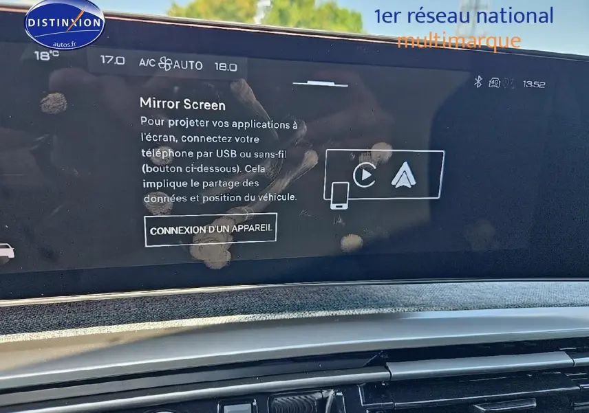 Écran tactile central du tableau de bord du Peugeot 3008 noir, affichant la fonction Mirror Screen.