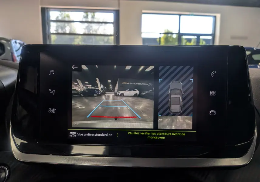 Écran central du Peugeot 2008 PureTech 100 ch Allure 2021 montrant la caméra de recul et l'affichage 360° en intérieur.