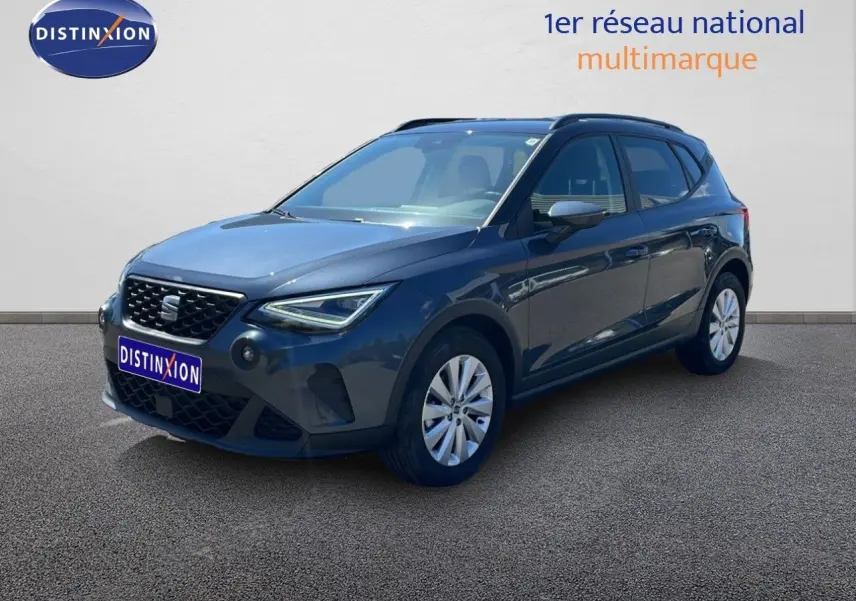 SEAT Arona 2025 gris Magnetic Metal avec toit noir, vue 3/4 avant droit sur fond neutre.