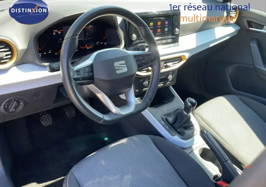 Intérieur avant droit du SEAT Arona gris Magnetic, volant cuir multifonction et boîte manuelle visible.