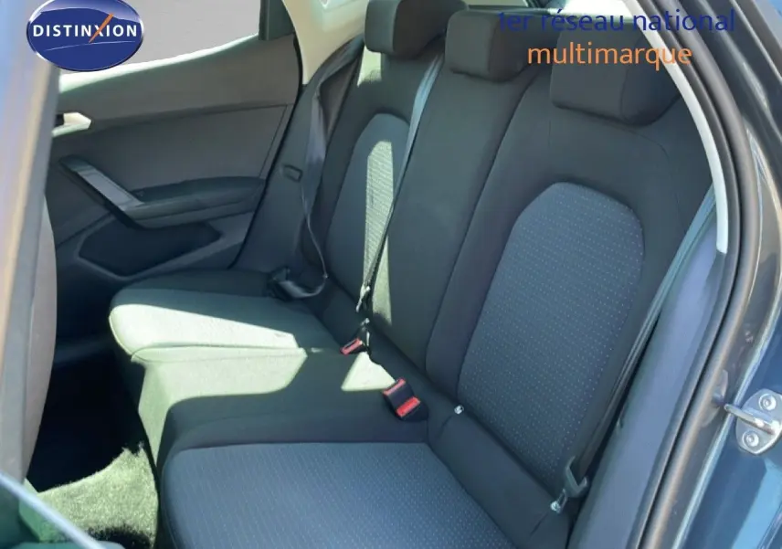 Vue intérieure côté droit des sièges arrière en tissu gris foncé du SEAT Arona 2025, porte ouverte.