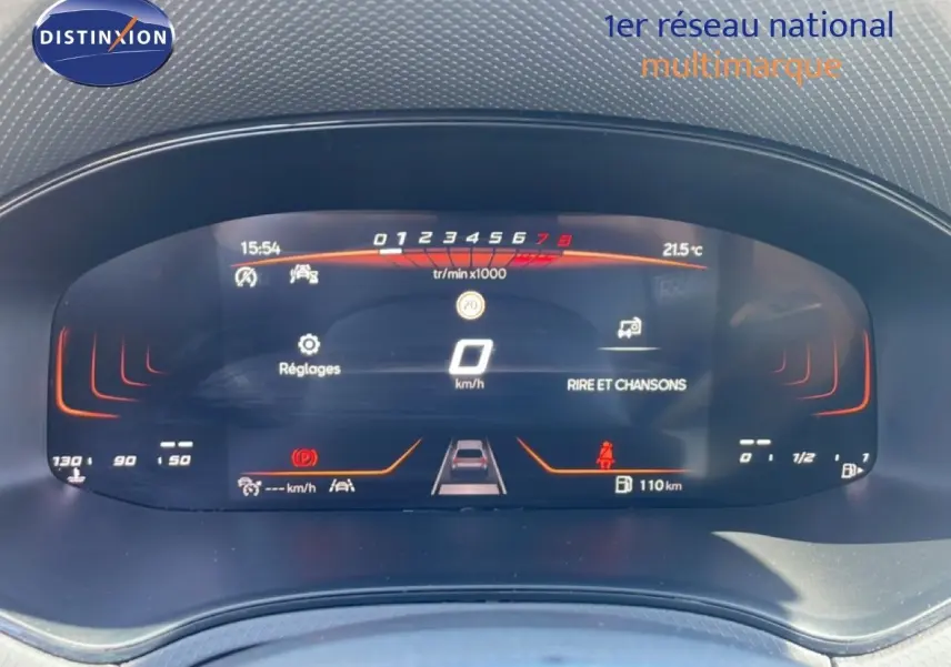 Affichage numérique du tableau de bord de la SEAT Arona 2025, montrant la vitesse, régime moteur et alertes en vue frontale.