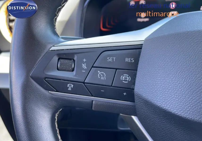 Gros plan sur les commandes au volant en cuir noir du SEAT Arona 2025, version Style Special Edition.
