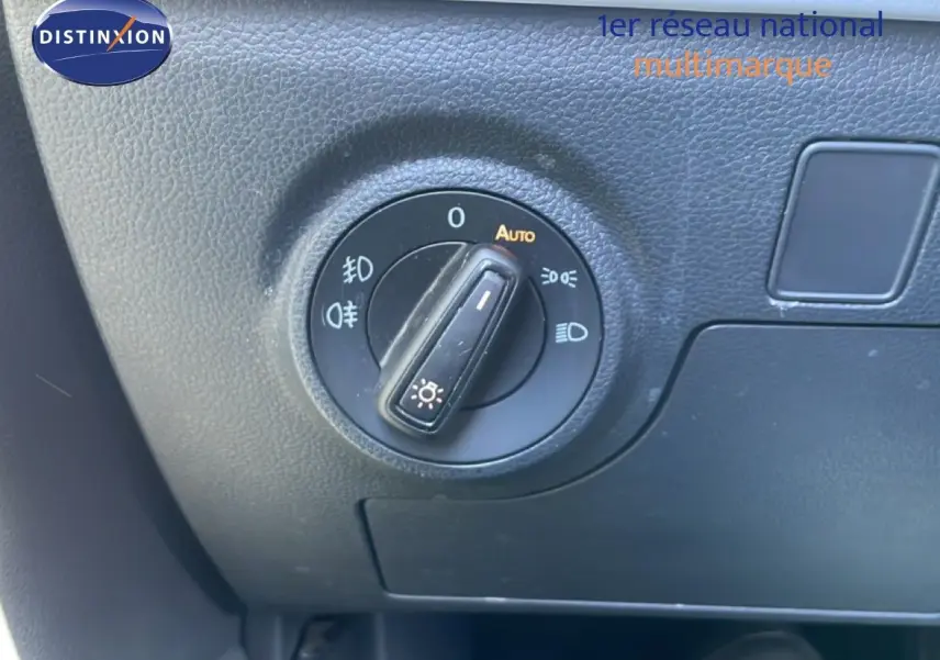 Gros plan sur la molette de réglage des phares du SEAT Arona 2025, intérieur noir texturé.