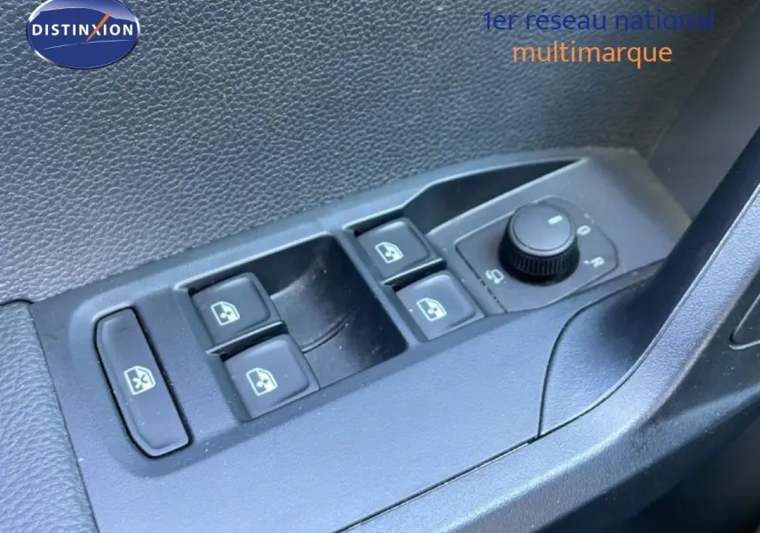 Gros plan sur les commandes de lève-vitres et réglage des rétroviseurs côté conducteur du SEAT Arona gris Magnetic Metal.