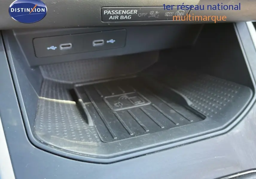 Gros plan sur la zone de recharge sans fil et ports USB dans l'habitacle du SEAT Arona 2025 gris Magnetic Metal.