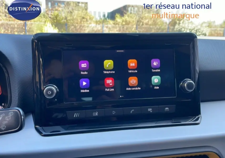 Écran tactile central de la SEAT Arona 2025, affichant les options multimédias et d’aide à la conduite, intérieur gris noir.