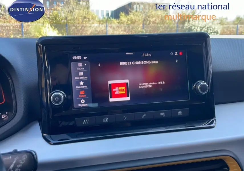 Écran tactile central du tableau de bord du SEAT Arona 2025, affichant une station radio, avec intérieur gris et noir.