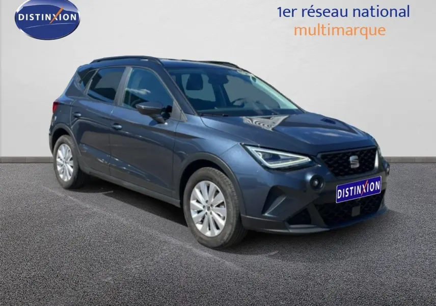 SEAT Arona 2025 gris Magnetic Metal avec toit noir, vue 3/4 avant côté gauche sur fond neutre.