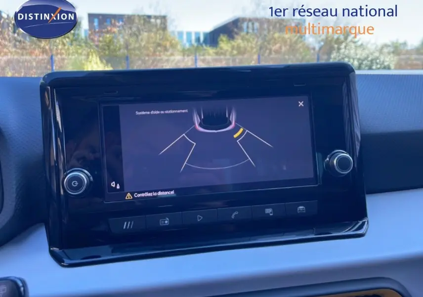 Écran tactile du système d’aide au stationnement du SEAT Arona gris Magnetic Metal avec toit noir, vue intérieure frontale.