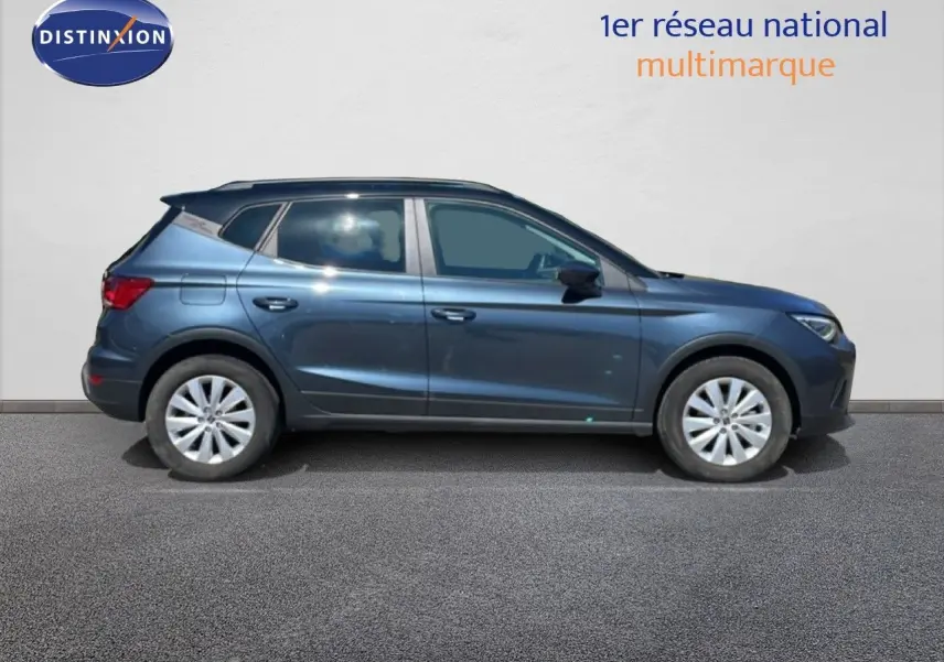 Vue de profil côté gauche d'un SEAT Arona gris Magnetic Metal avec toit noir, roues 16 pouces et lignes dynamiques.