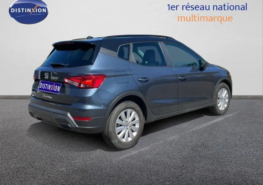 Vue 3/4 arrière droite d'un SEAT Arona gris Magnetic Metal avec toit noir, jantes 16 pouces et feux LED.
