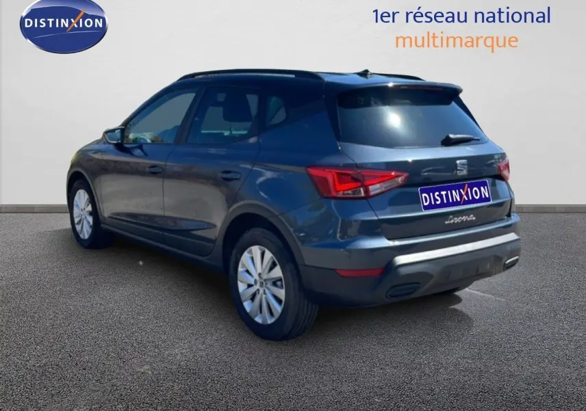 Vue 3/4 arrière droite d’un SEAT Arona gris Magnetic Metal avec toit noir, feux arrière LED et jantes alliage 16 pouces.