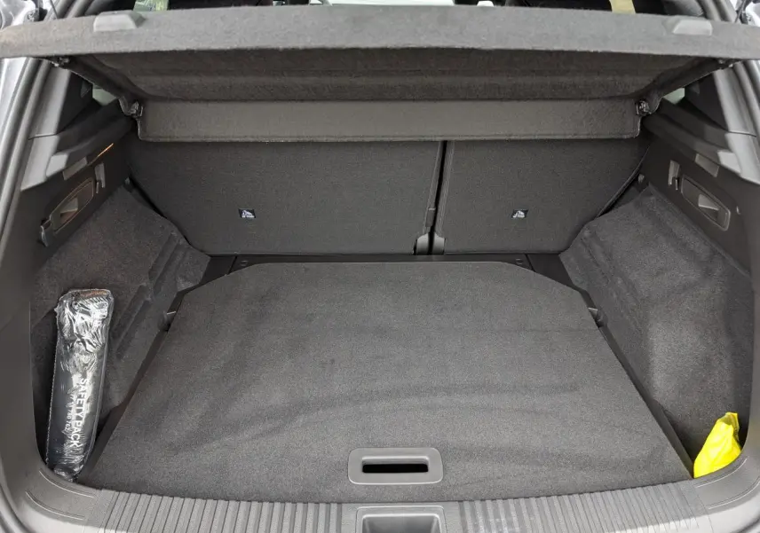 Coffre ouvert du Renault Austral gris, vue arrière montrant un espace de chargement propre et bien agencé.