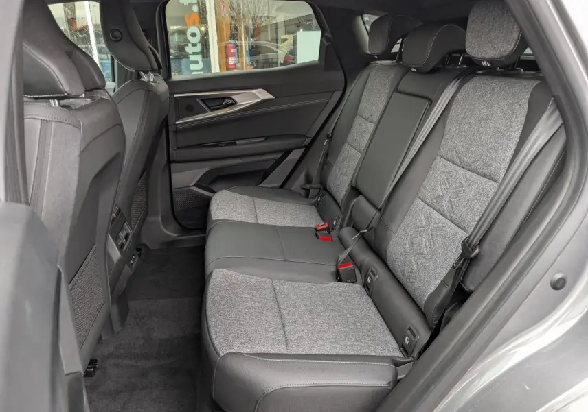 Vue latérale droite de la banquette arrière grise et noire du Renault Austral 2025 avec sellerie mixte textile embossée.