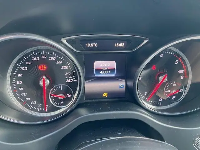 Tableau de bord de Mercedes CLA Shooting Brake 200D blanche, affichant 45771 km et température 19,5°C.
