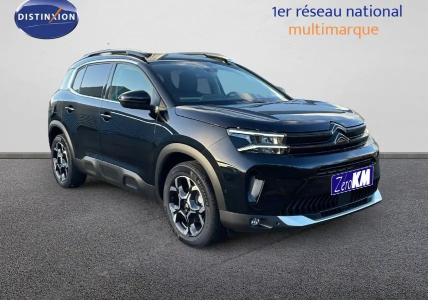 Citroën C5 Aircross noir perla metal en 3/4 avant droit, SUV compact avec jantes bi-ton et barres de toit.