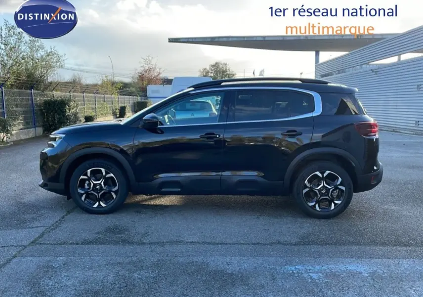 Profil côté gauche d’un Citroën C5 Aircross noir Perla Metal 2025, avec jantes alliage bicolores et toit noir.