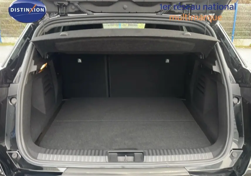 Coffre ouvert vu de l'arrière d'une Renault Symbioz noire étoile métal, espace de chargement vide et propre.