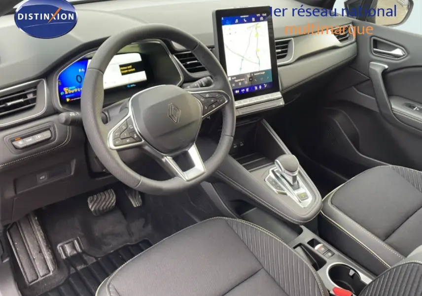 Vue intérieure avant droite du Renault Symbioz 2025 avec tableau de bord numérique et écran tactile vertical.