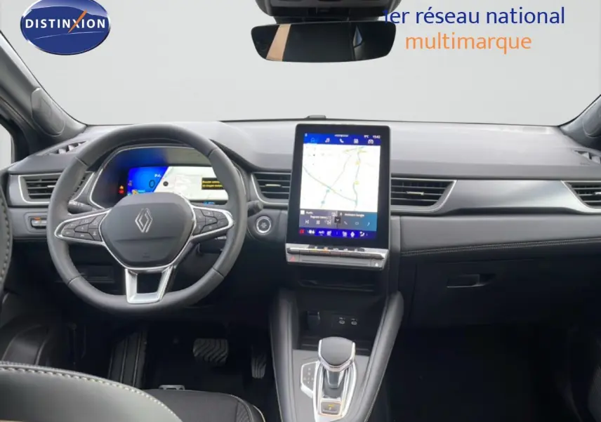 Intérieur noir du Renault Symbioz 2025, vue frontale du tableau de bord avec écran tactile central et volant multifonction.