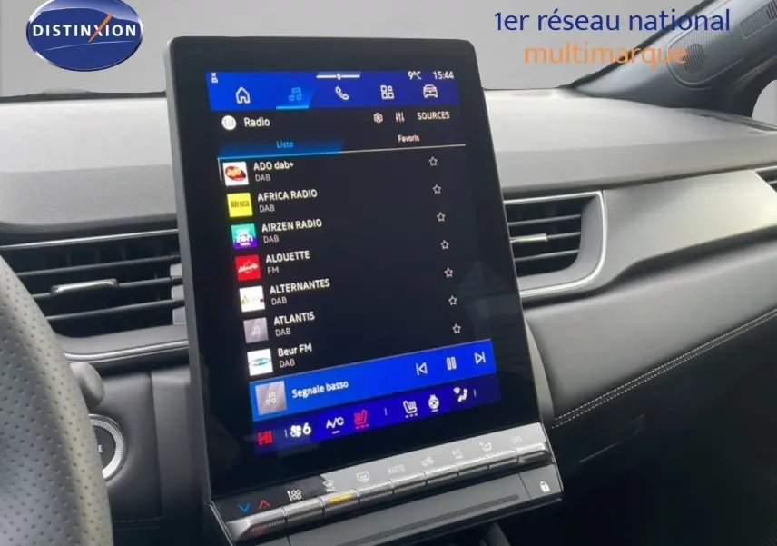 Vue intérieure centrée sur l'écran tactile vertical du tableau de bord du Renault Symbioz 2025 finition Iconic.